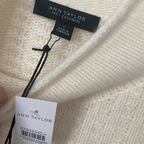 Cozy Cream Turtleneck Cashmere Sweater, size-L - Picture 7 of 8